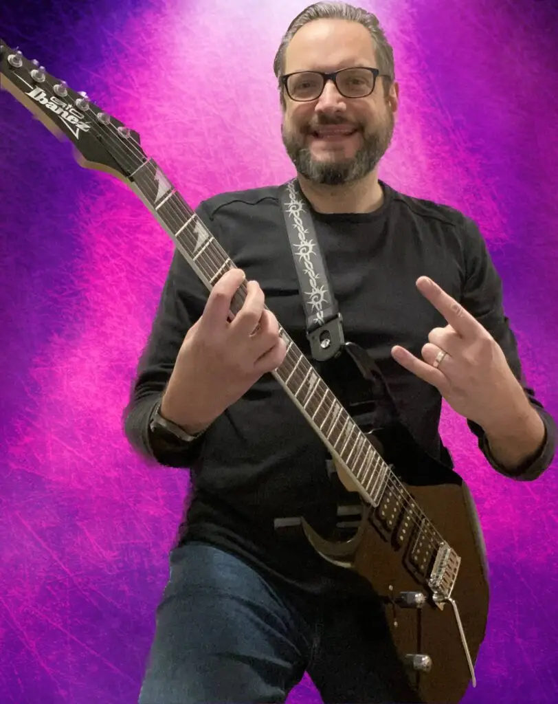 Andreas mit E-Gitarre – Blogbeitrag über den Umstieg auf die Linkshändergitarre
